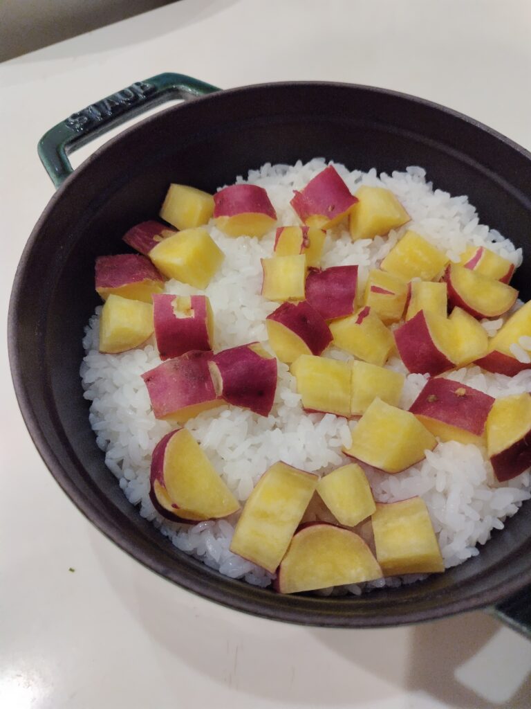 さつまいもご飯　炊き立て縦