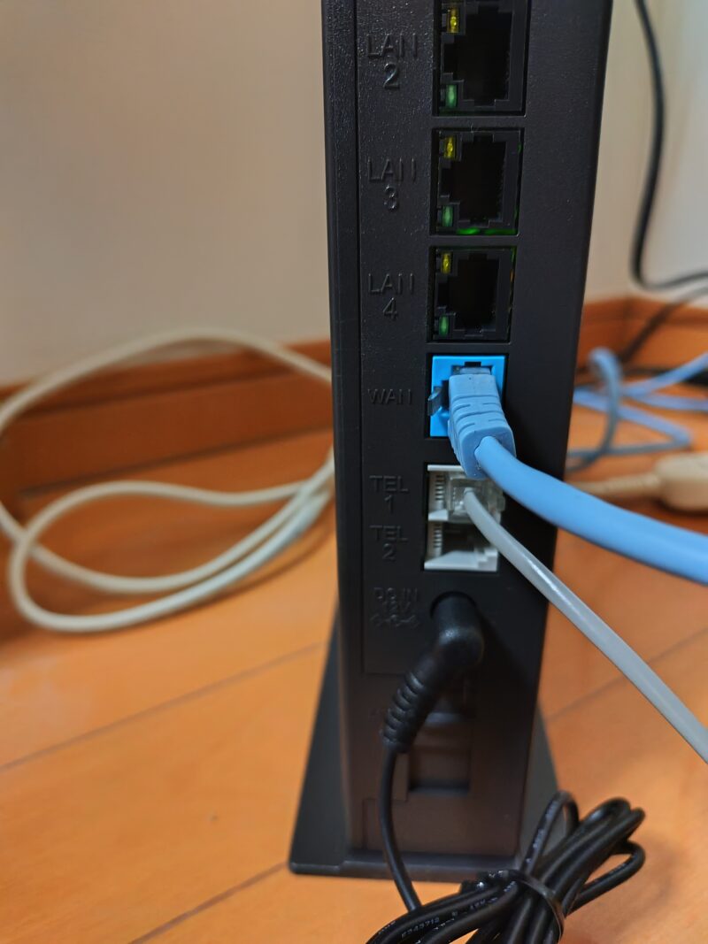 ONUとルーターと電話を接続した背面
