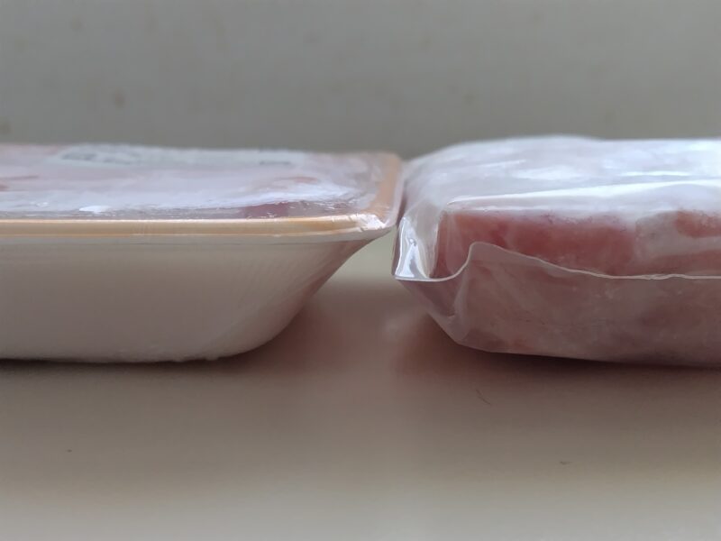 お米豚　ジップロックとトレー比較